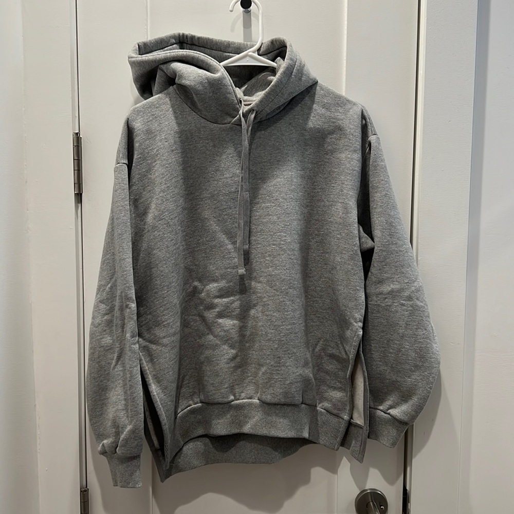 grey everlane hoodie with slits at the sides M